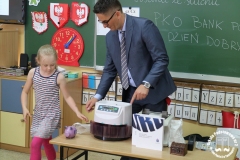 14.05.2018_wizyta_dyrektora_oddzialu_pko_w_twardogorze_w_naszej_szkole_07